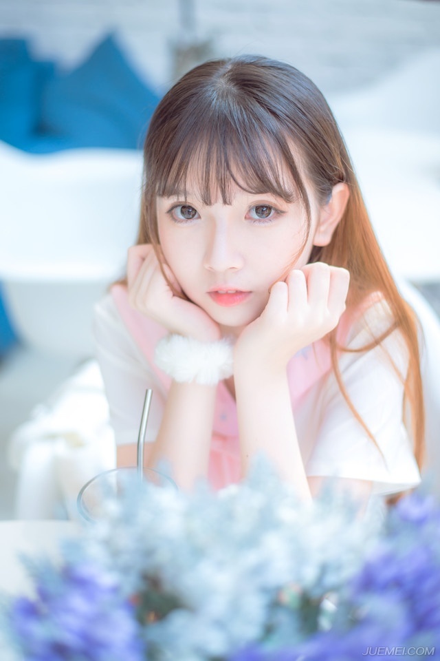 “关中逆贼？”庞统眉头挑了挑，冷笑着摇头道：“将军可是刘璝？”